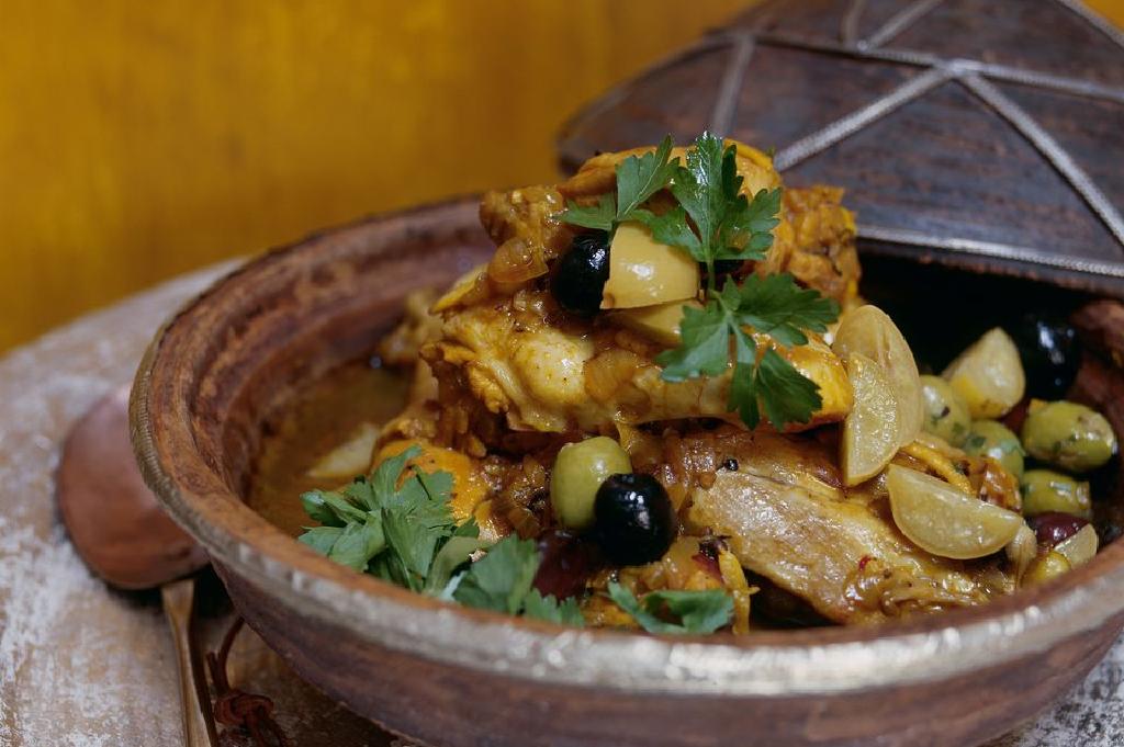 Gà Maroc và hành tây Tagine Recipe với Djaj Beldi