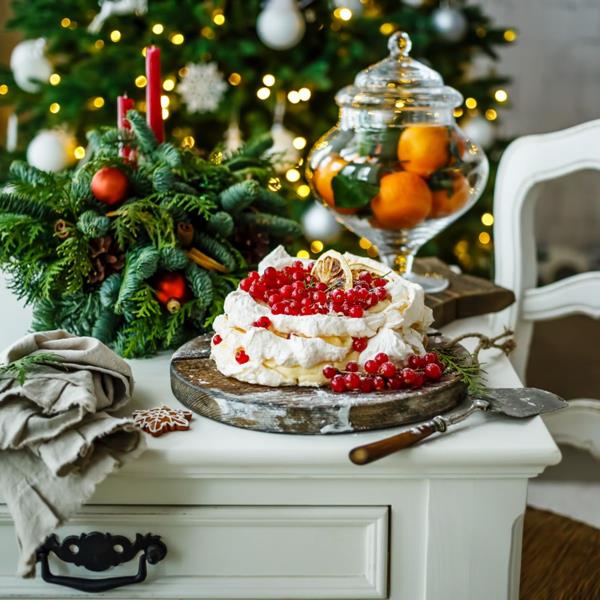 Chiếc bánh Pavlova mềm mại chào đón giáng sinh