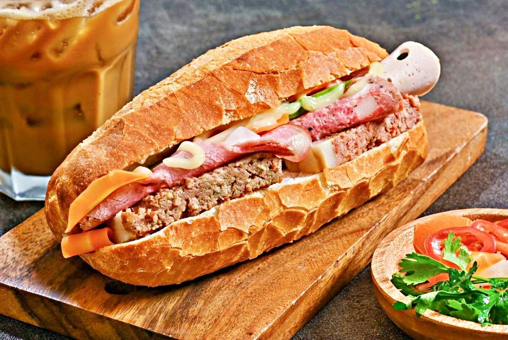 Loạt bánh mì đắt khách nhất Sài Gòn, có nơi khách chi 100 ngàn để đặt ship một ổ bằng taxi