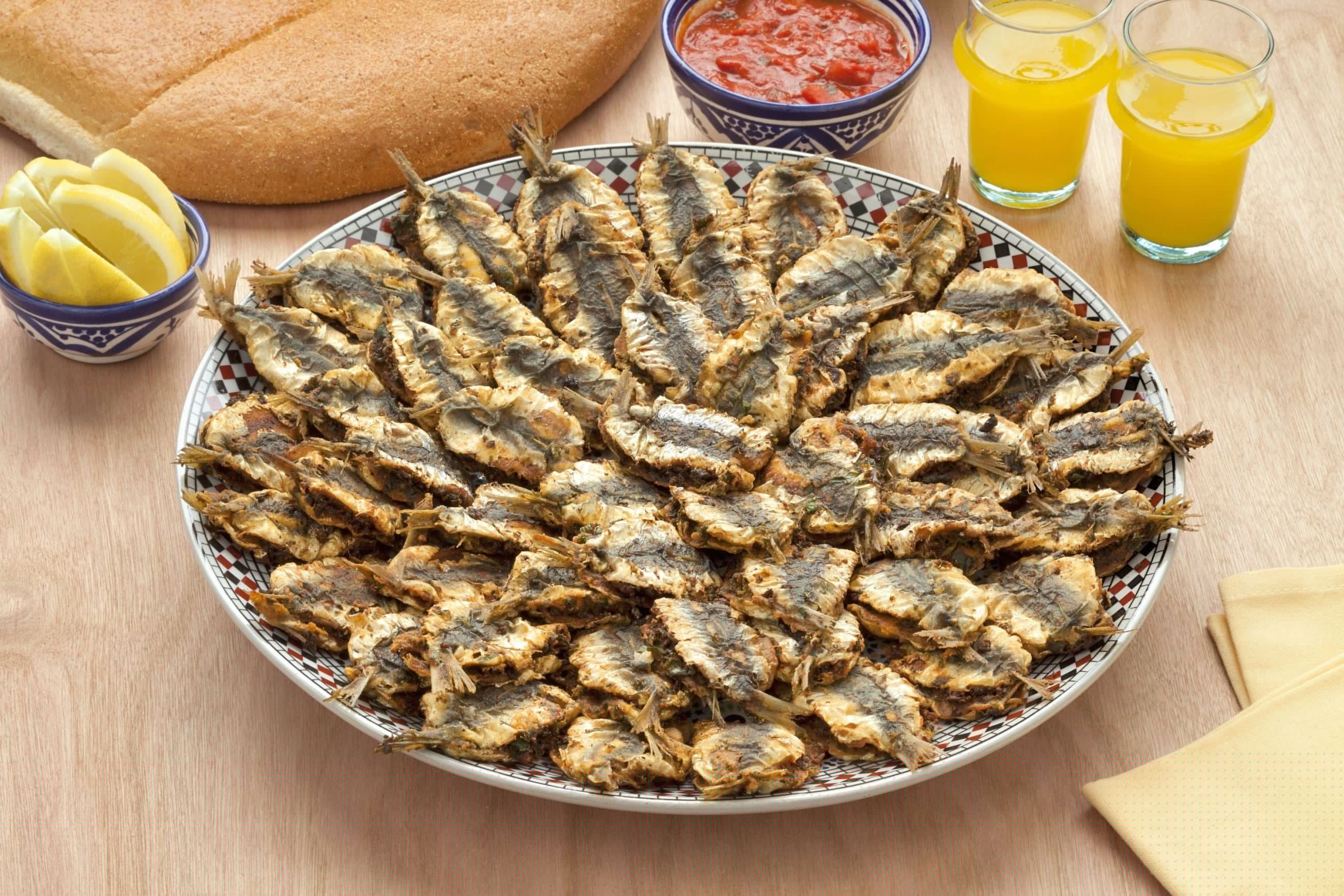 Đặc sản ẩm thực vòng quanh thế giới (P.25) - Cá mòi sốt chermoula chiên  giòn: Món ăn đặc sản gắn liền với ngành công nghiệp xuất khẩu cá mòi của  Ma-rốc -